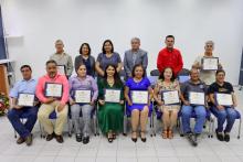 Otorgan reconocimiento a trabajadores del CU Costa Sur por trayectoria administrativa