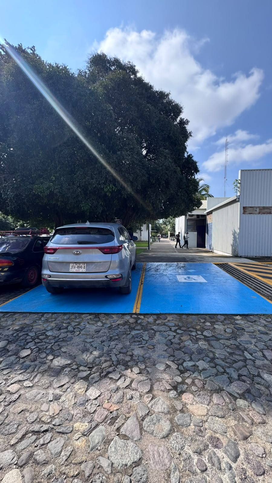 Rampa con pendiente suave y pasamanos de doble altura