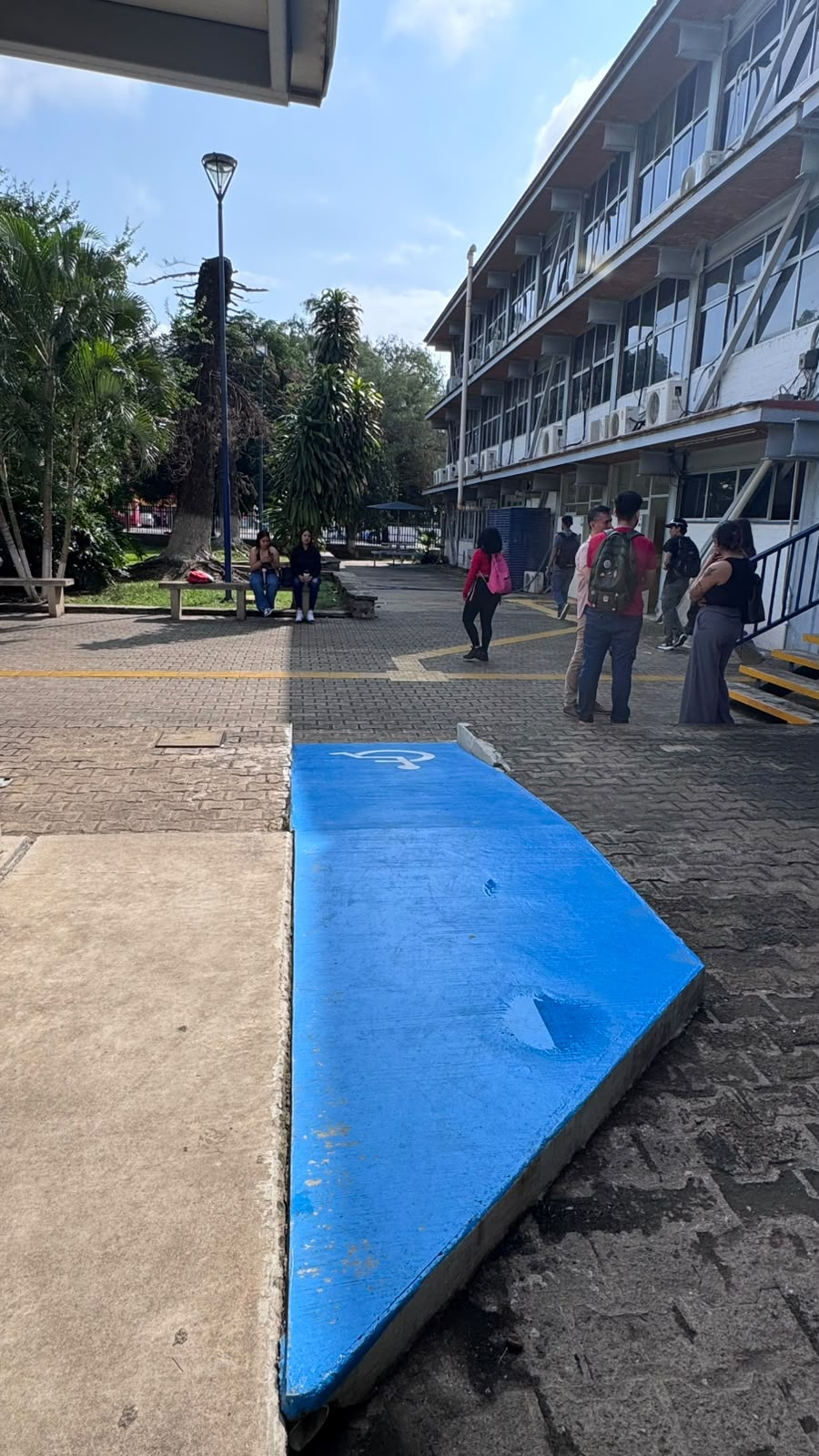 Paso peatonal adaptado y libre de bordillos