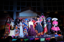 Elegancia, tradición y vida eterna: las Catrinas del CUCostaSur desfilaron con orgullo y arte mexicano