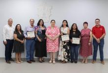 El Centro Universitario de la Costa Sur reconoció a académicos y personal administrativo que han dedicado 20, 25 y 30 años de servicio a la institución.