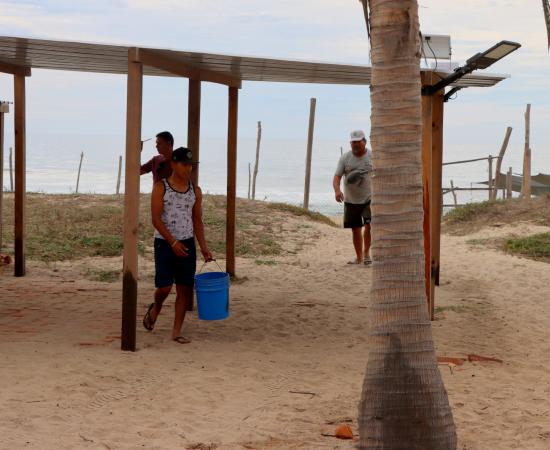 Rectora del CU Costa Sur supervisó los avances de la reconstrucción del campamento tortuguero “La gloria” en Tomatlán, Jalisco