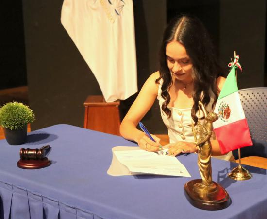 Toma de Protesta y Entrega de Actas de Titulación a Pasantes de Abogado en el CUCostaSur