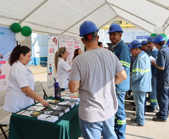 Estudiantes del CUCostaSur impulsan la prevención en la Primera Feria de Seguridad y Salud en el Trabajo del Ingenio Melchor Ocampo