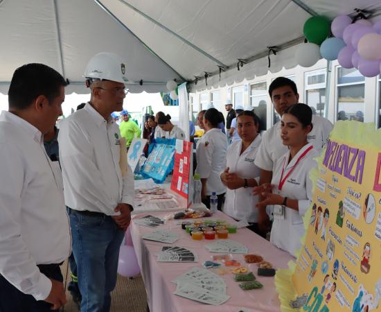 Estudiantes del CUCostaSur impulsan la prevención en la Primera Feria de Seguridad y Salud en el Trabajo del Ingenio Melchor Ocampo