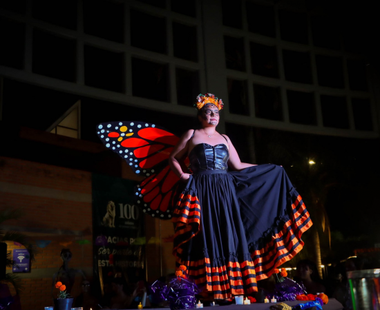 Elegancia, tradición y vida eterna: las Catrinas del CUCostaSur desfilaron con orgullo y arte mexicano