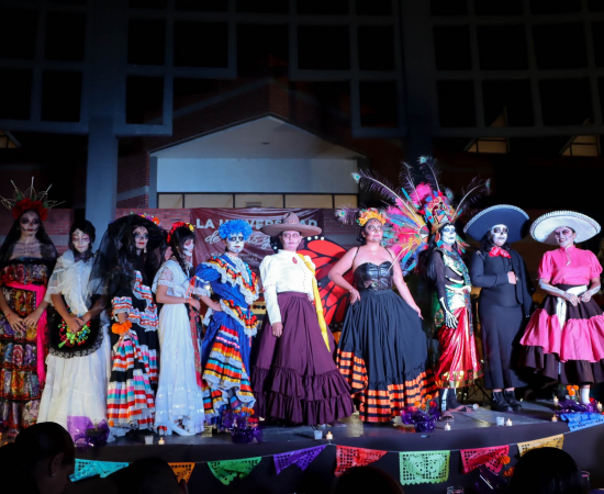 Elegancia, tradición y vida eterna: las Catrinas del CUCostaSur desfilaron con orgullo y arte mexicano