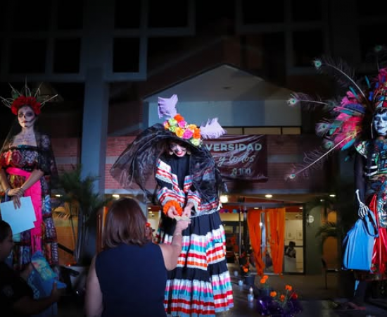 Elegancia, tradición y vida eterna: las Catrinas del CUCostaSur desfilaron con orgullo y arte mexicano