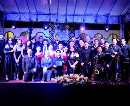 La Big Band del CUCostaSur llena de música y orgullo regional la feria por el 205 aniversario de Unión de Tula