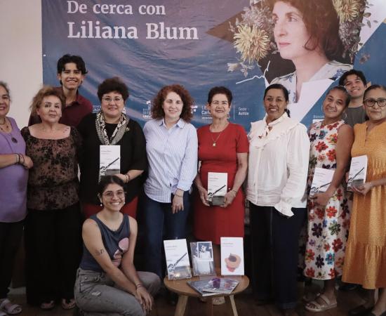 Realizan encuentro literario con la autora Liliana Blum en Casa Universitaria