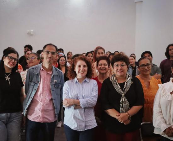 Realizan encuentro literario con la autora Liliana Blum en Casa Universitaria