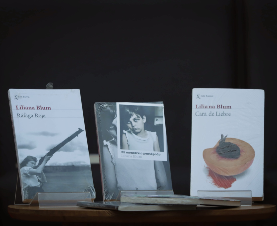 Realizan encuentro literario con la autora Liliana Blum en Casa Universitaria