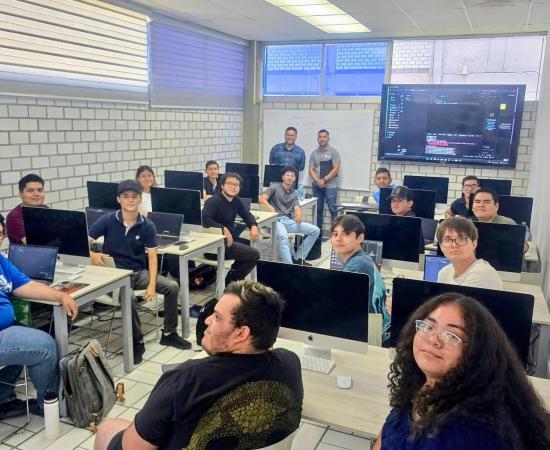 Fortalecen habilidades tecnológicas en jornada de Mecatrónica en CU Costa Sur