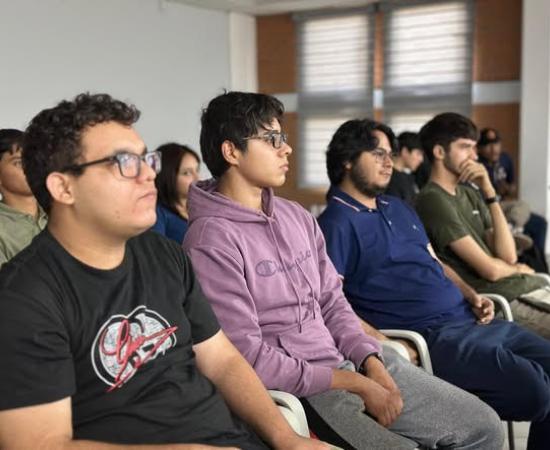 Estudiantes de Teleinformática presentan proyectos innovadores en su entrega final de Proyecto Terminal