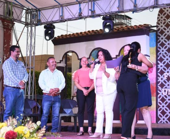 Reconocen trayectoria de la Rectora del CU Costa Sur