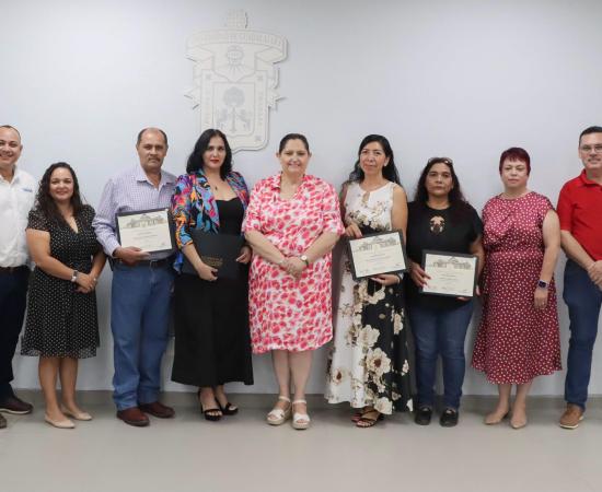 El Centro Universitario de la Costa Sur reconoció a académicos y personal administrativo que han dedicado 20, 25 y 30 años de servicio a la institución.