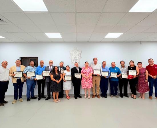 El Centro Universitario de la Costa Sur reconoció a académicos y personal administrativo que han dedicado 20, 25 y 30 años de servicio a la institución.