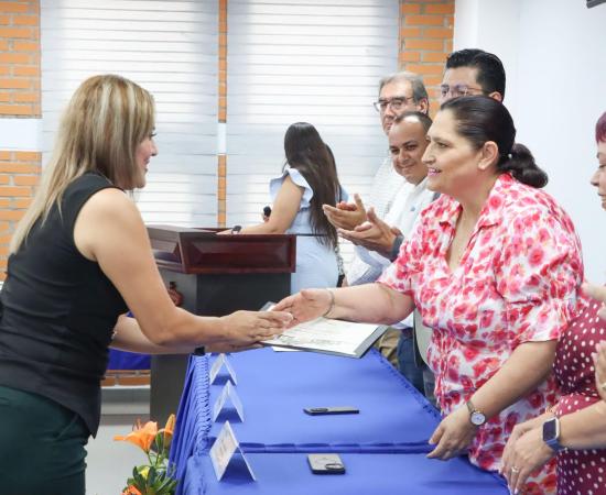 El Centro Universitario de la Costa Sur reconoció a académicos y personal administrativo que han dedicado 20, 25 y 30 años de servicio a la institución.