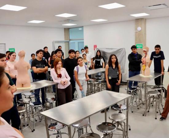 Primer recorrido por laboratorios marca el inicio de la formación de 40 estudiantes de Medicina en CUCostaSur