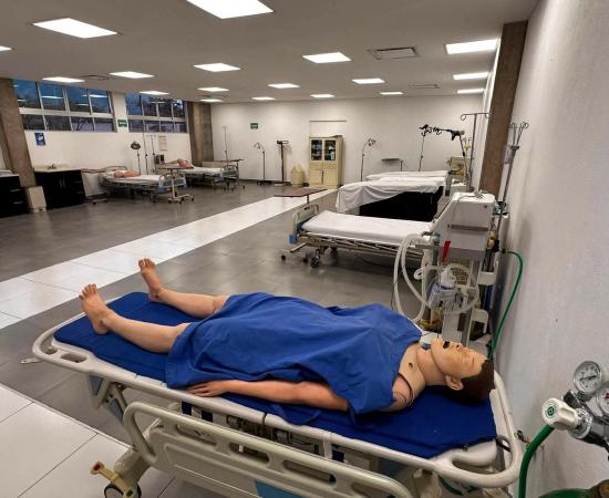 Primer recorrido por laboratorios marca el inicio de la formación de 40 estudiantes de Medicina en CUCostaSur