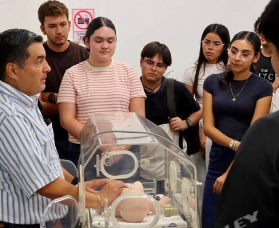 Primer recorrido por laboratorios marca el inicio de la formación de 40 estudiantes de Medicina en CUCostaSur