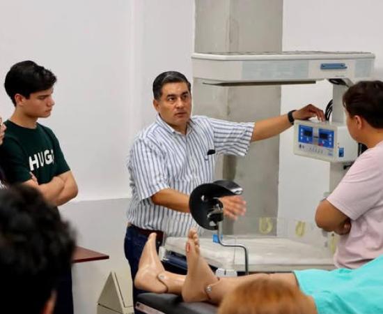 Primer recorrido por laboratorios marca el inicio de la formación de 40 estudiantes de Medicina en CUCostaSur