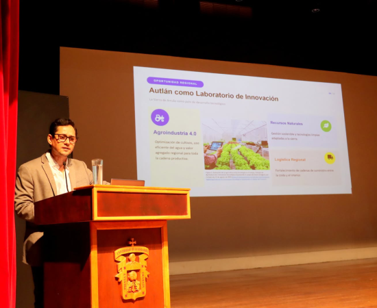 El Aula Magna CCJAM del Centro Universitario de la Costa Sur albergó la Cátedra Inaugural 2026-B de la Licenciatura en Administración