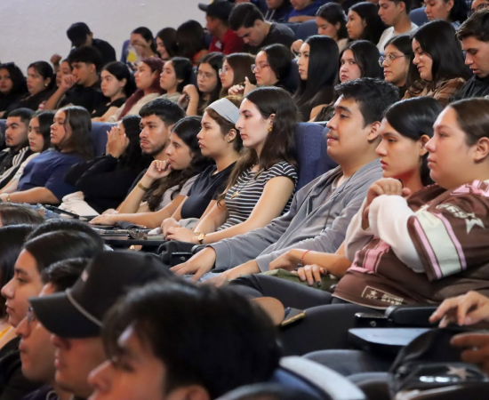 El Aula Magna CCJAM del Centro Universitario de la Costa Sur albergó la Cátedra Inaugural 2026-B de la Licenciatura en Administración