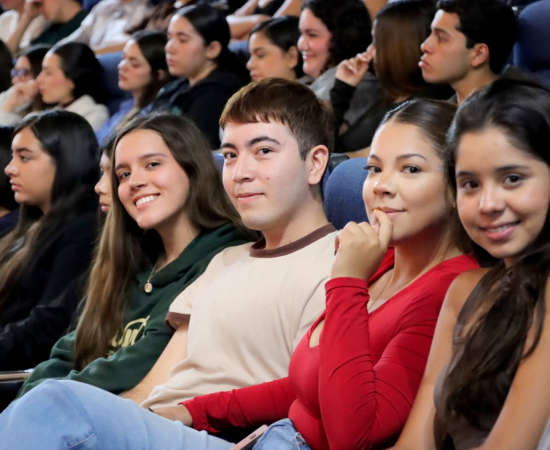 El Aula Magna CCJAM del Centro Universitario de la Costa Sur albergó la Cátedra Inaugural 2026-B de la Licenciatura en Administración