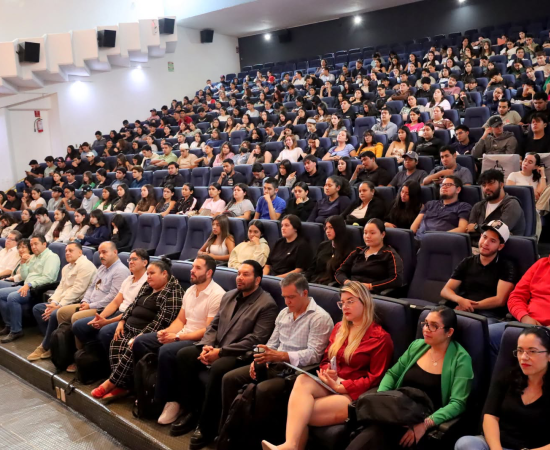 El Aula Magna CCJAM del Centro Universitario de la Costa Sur albergó la Cátedra Inaugural 2026-B de la Licenciatura en Administración