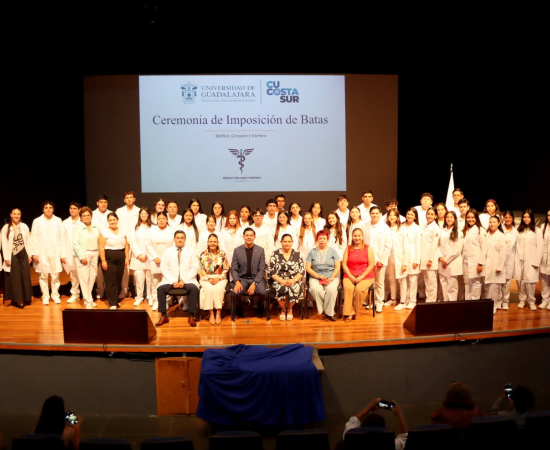 Un día histórico para la medicina en CUCostaSur con la Ceremonia de Imposición de Batas a su primera generación de futuros médicos