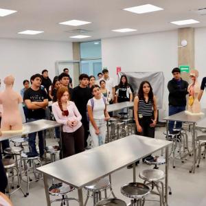 Primer recorrido por laboratorios marca el inicio de la formación de 40 estudiantes de Medicina en CUCostaSur