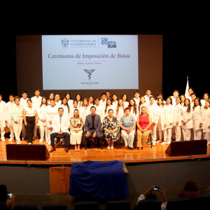Un día histórico para la medicina en CUCostaSur con la Ceremonia de Imposición de Batas a su primera generación de futuros médicos
